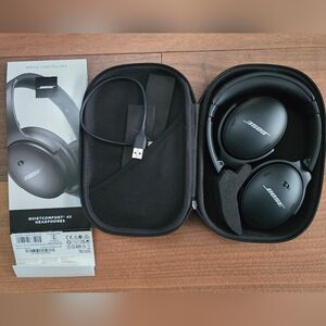 Bose Noise Cancelling Headphones 45 Black - Will Not Hold Charge